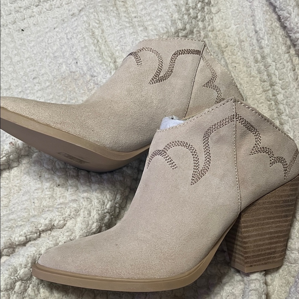 Dolce Vita  SOLD OUT Tan Suede Ankle Booties, size 6.5, New without tags
